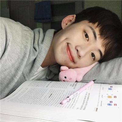 笑话：服务员：“对不起，我见您要走了，提前给您把门打开了。” 