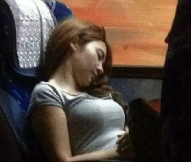 搞笑GIF：美女把我的位置占了，该不该把她叫醒 