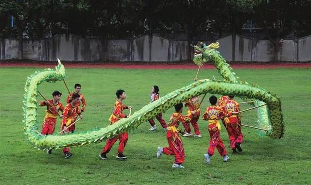 笑话十条：小时候家里穷，穿不起衣服，只能偷偷拿隔壁家姐姐的 