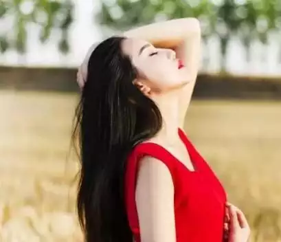 八卦新闻app哪个好(老公天天和单位女同事微信聊天,谈论一些八卦新闻，我该怎么办大嘴、驴脸、平胸，长相普通却硬要演“绝世美女”，谁给的勇气？)