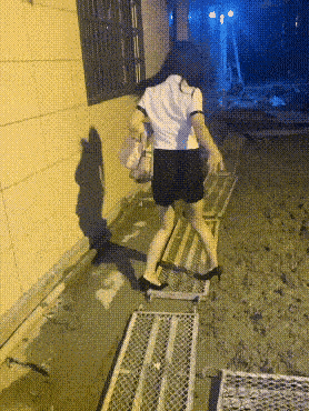 爆笑推荐：妹子这样走路的，知道原因的都是情场老手！ 