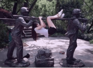 搞笑GIF趣图：妹子，你说你闲着没事往杆子上爬什么？ 