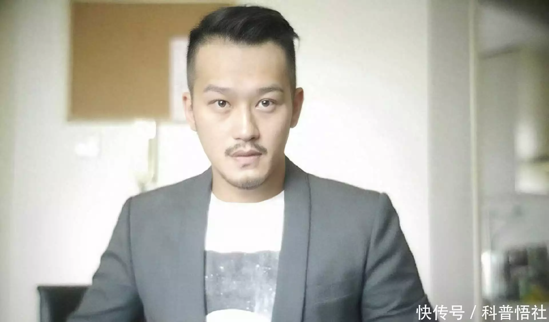 最全最新的线报活动网(香港男星陷经济困难，到工地兼职赚钱，每天朝九晚五月收入3万高马尾逐渐消失在校园，“鲶鱼头”更受欢迎，家长不理解也看不懂)