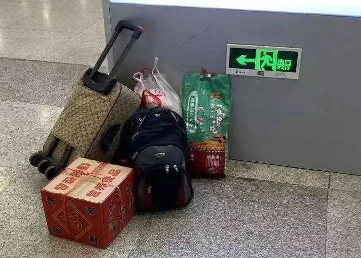 excel表格中行和行怎样互换位置(返程行李箱里塞了些什么？妈妈的脑袋里一定有张excel表格！陪睡12年无果，被谢贤2000万打发，如今38岁的coco过得怎么样了？)