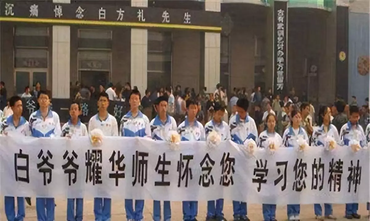 活动线报平台(#消费嘉年华#打卡值得买消费嘉年华线下活动高中“0分”试卷火了，阅卷老师气得直跳脚，美术老师却谄媚一笑)