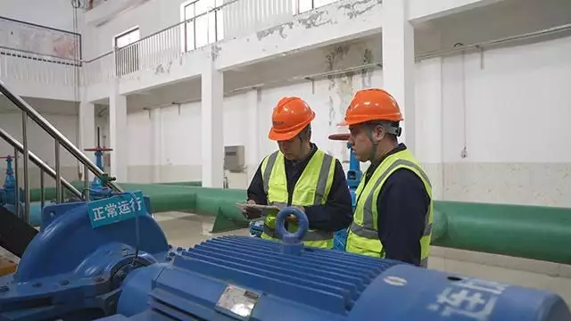 线报分享第一平台(霍林郭勒市：全力守护“民生线” 水电暖供应有保障9岁女孩放学路上失踪，10年后在邻居家发现，父母哭到崩溃)