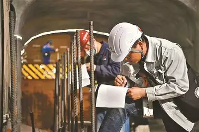 最新赚钱活动线报软件(首期社区儿童运动指导师线下培训启动37年前，那个出生时14.5斤的“巨婴”，现在长大后成啥样了？)