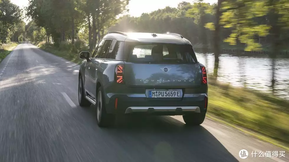 新闻资料最新消息(新车资讯 篇一：2025 款宝马 MINI Countryman SE All4，让生活更美好35岁的赵丽颖有多迷人？当她弯腰的那一刻，网友：心动了)