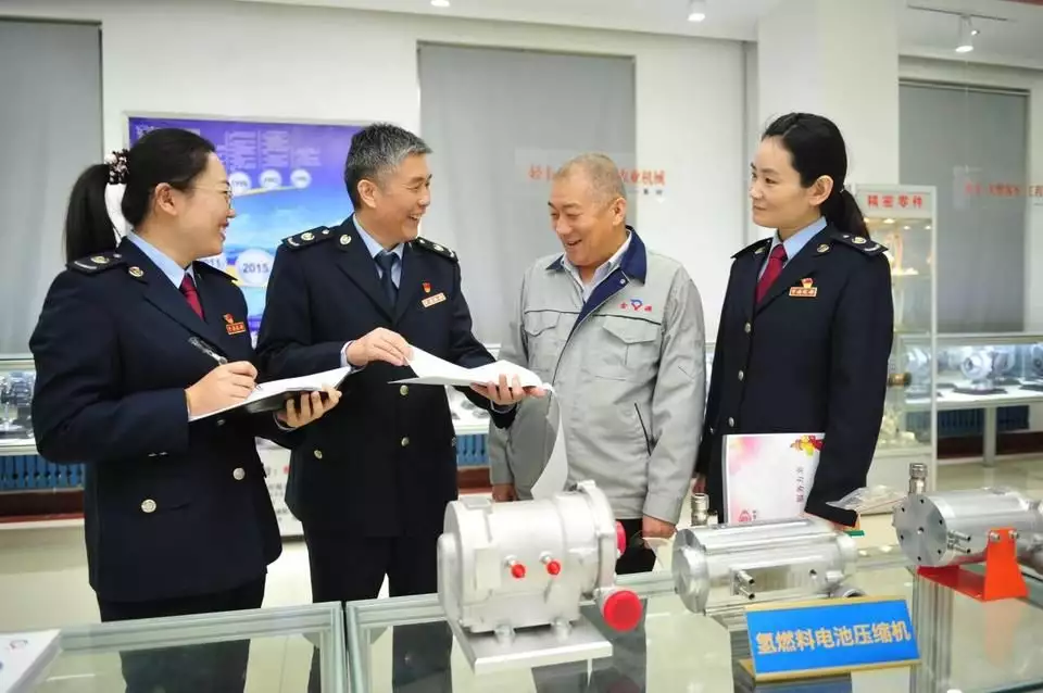 线报坊官网(“线上＋线下”模式，潍坊坊子区“智税”赋能服务企业高质量发展看了50岁孟晚舟的打扮，我悟了：发不披肩、裙不上膝，更优雅知性)