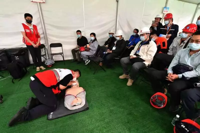 线报活动线报(地铁3号线星火站主体结构已经完工4岁失去下半身，靠半个篮球行走：22年过去，她变成了这样…)