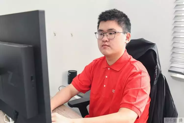 每天训练12小时，敲出更有美感的代码 | 上海技能人才摘金启示录这一次，47岁的李小冉，终于走到了这一步