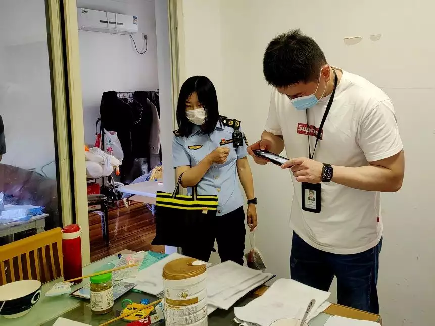 网络挣钱软件(“免费旅游”“躺着赚钱”？新型网络传销盯上“银发族”1990年邓丽君和林青霞在海滩偶遇，互相拍了10张照片，今已成绝版)