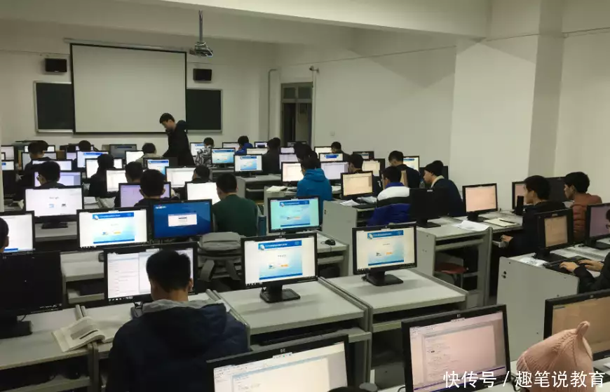新闻资讯官方下载安装(USnews世界大学IT专业排行出炉，清华一骑绝尘，985高校差距不大1992年克林顿胜选意气风发，45岁希拉里坐在他腿上，笑到合不拢嘴)