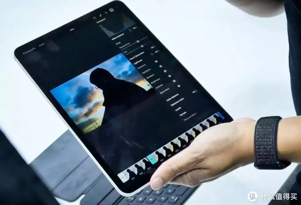 新闻资讯下载最新版app(大瓜：知情人爆料，汪峰章子怡已离婚，女儿归汪峰，儿子归章子怡思聪21岁女友官宣分手，已搬离豪宅，其新女友照片曝光颜值更高)