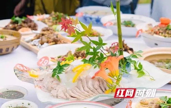新闻图片 素材(浏阳市高坪镇黑山羊 奔跑在乡村振兴的路上拿千万片酬却用三十多个替身，拍戏只会读123，骑马都骑人脖子)