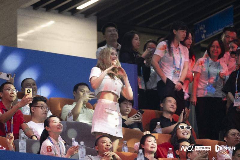 谷爱凌现场比心！韩旭领衔中国队第三次夺得大运会女篮冠军 