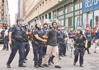 “网红”游戏主播办活动 纽约上千人聚集引骚乱