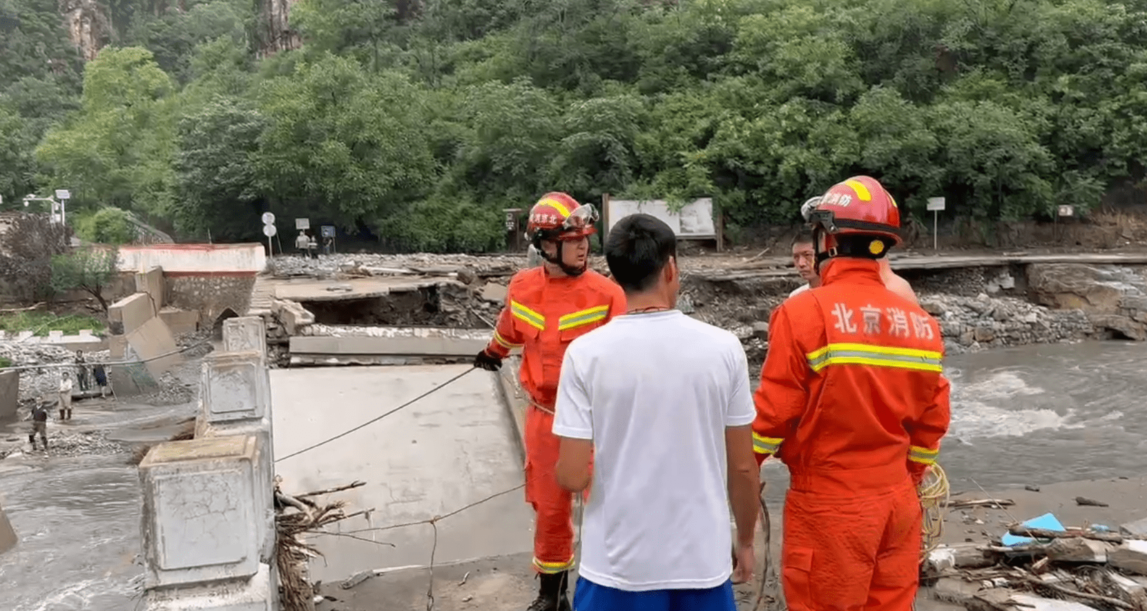 北京消防突击队集结115人进入房山16村搜救，助推打通失联村 