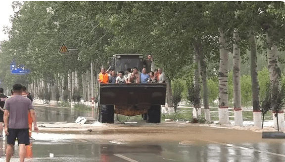 河北保定邢台等地多个县市遭灾：河道出现漫溢，道路水毁严重 