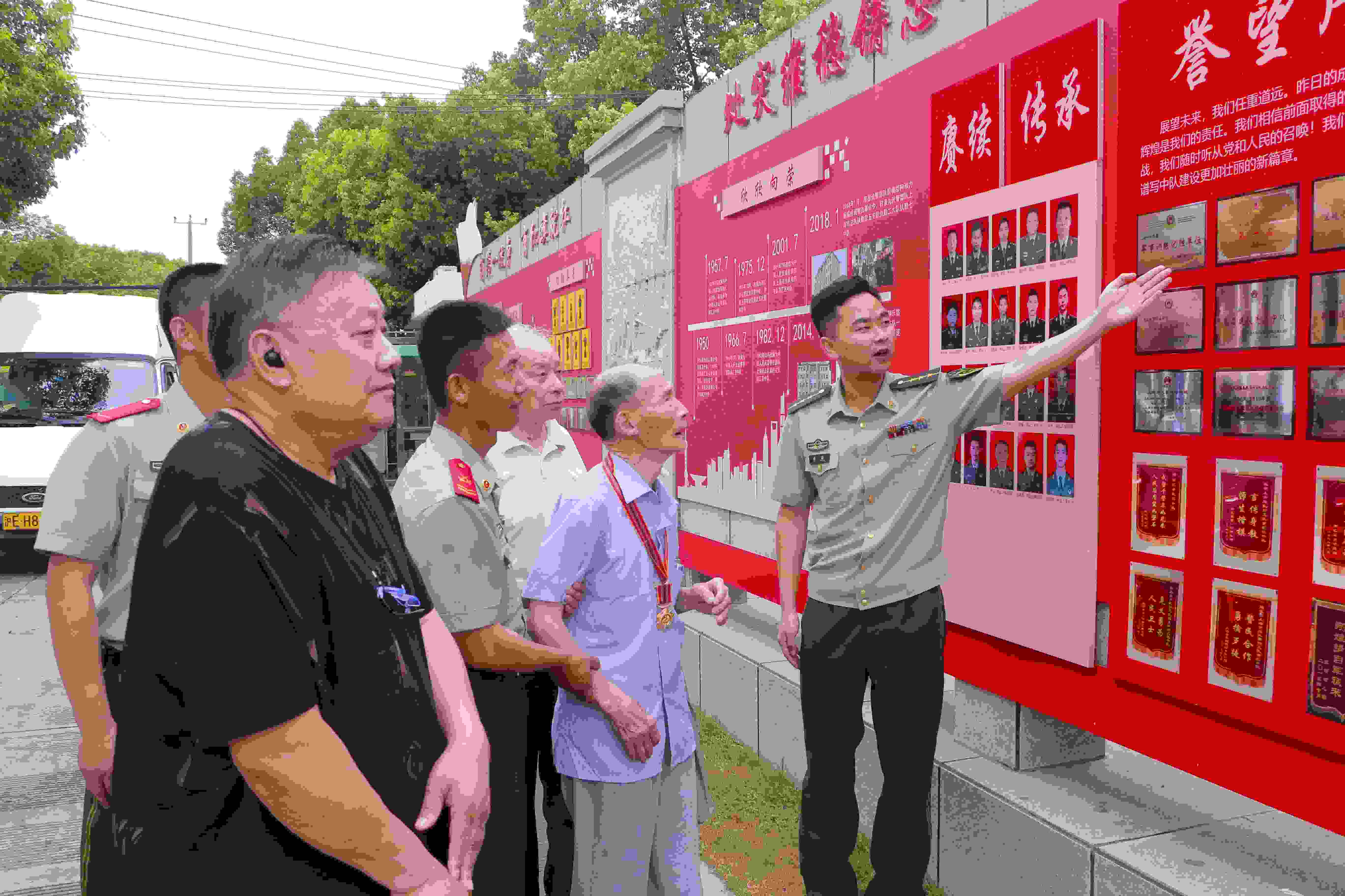 北京石景山京西大悦城西侧路面塌陷，警方：降雨导致，未造成伤亡 