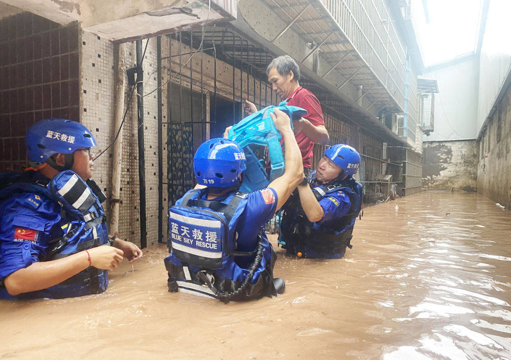 多地出现强降雨天气 这份暴雨天避险指南请收好 