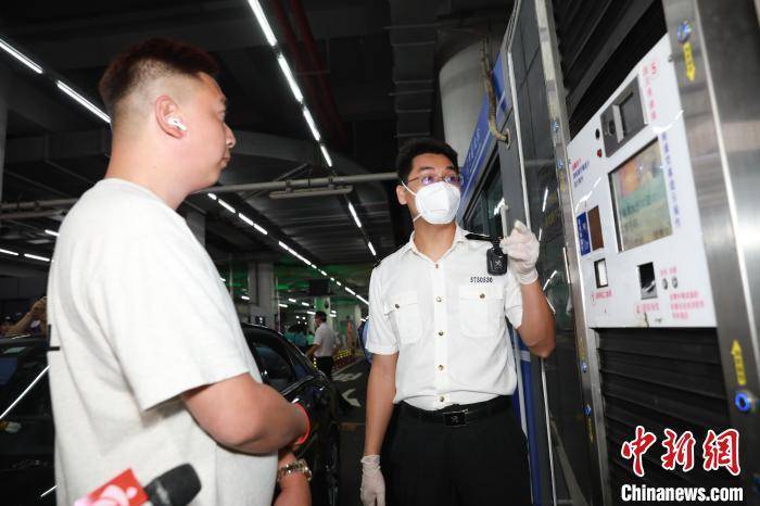 “港车北上”正式实施 首辆香港单牌车经港珠澳大桥入境珠海 