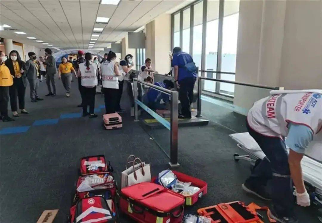 真实标题：机场罕见事故：女游客被自动人行道卷入，导致截肢
