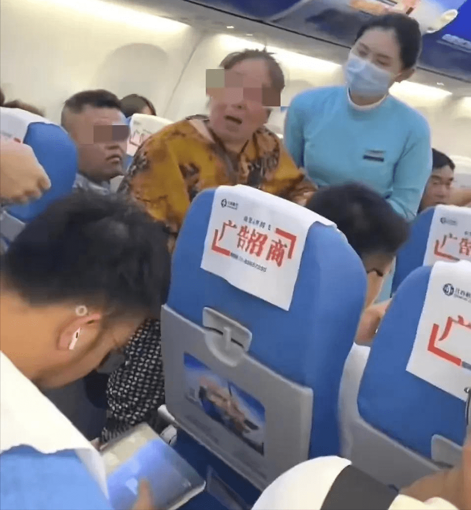 深度解析：老人换座遭遇侮辱后被升级至商务舱？航空公司正面回应！人民网评论：谨防虚假“正义感”引发网络暴力潮流。