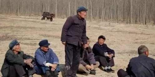 俗语：“人穷莫说三句话，没钱少管三件事”，啥意思？有道理吗