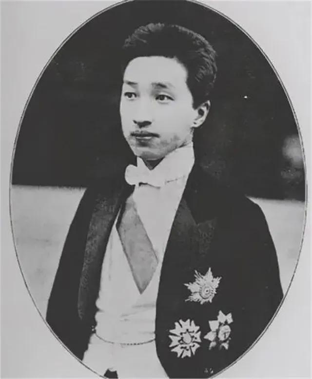 民国第一败家子：一夜输掉100套洋房，晚年饿死家中，遗言想吃肉