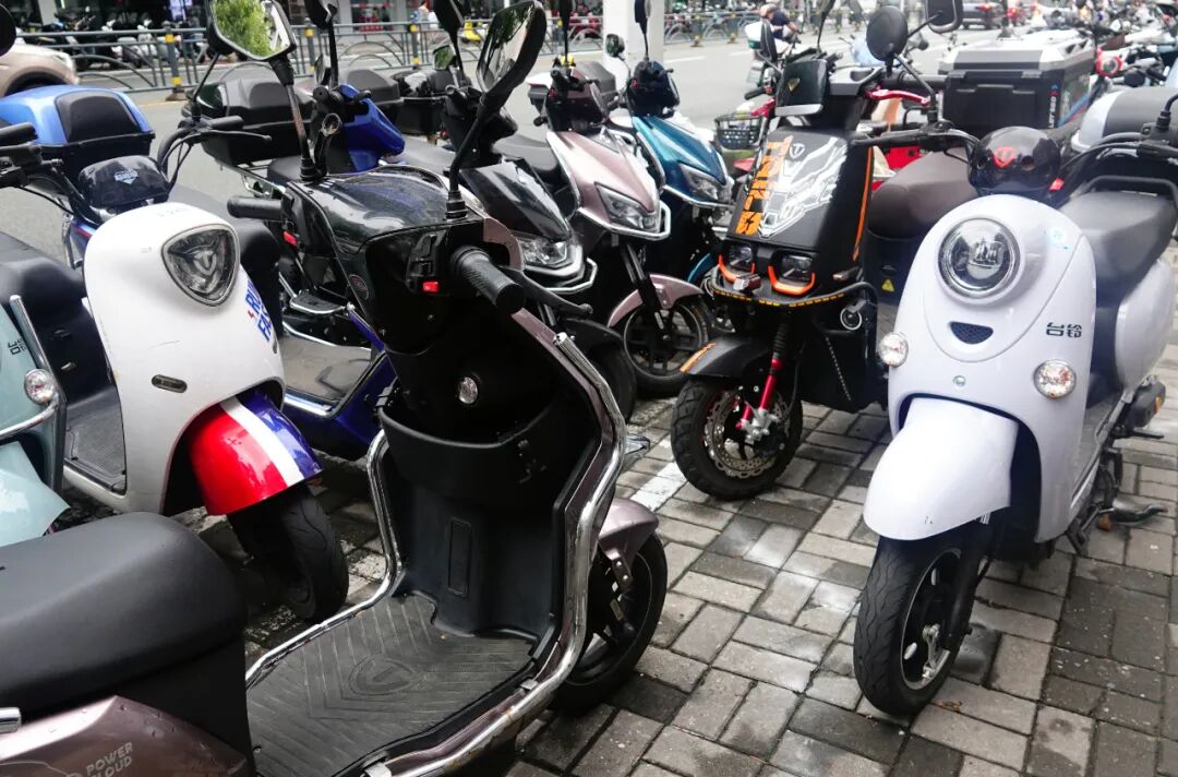 电动自行车“新国标”明起实施：时速不超25公里，超速自动断电；北斗定位功能可自行关闭；旧标车还能卖3个月 